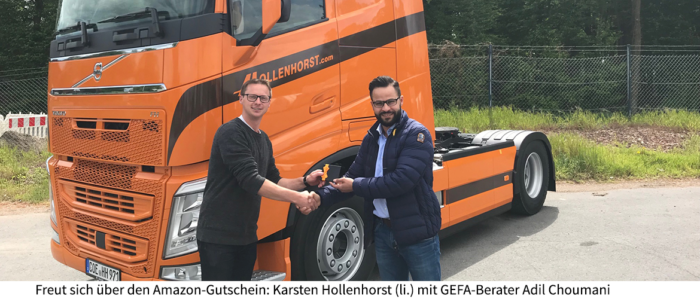 GEFA Berater Adil Choumani übergibt Gutschein