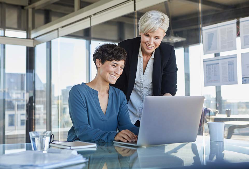 Zwei Frauen in einem Gespräch an einem Laptop