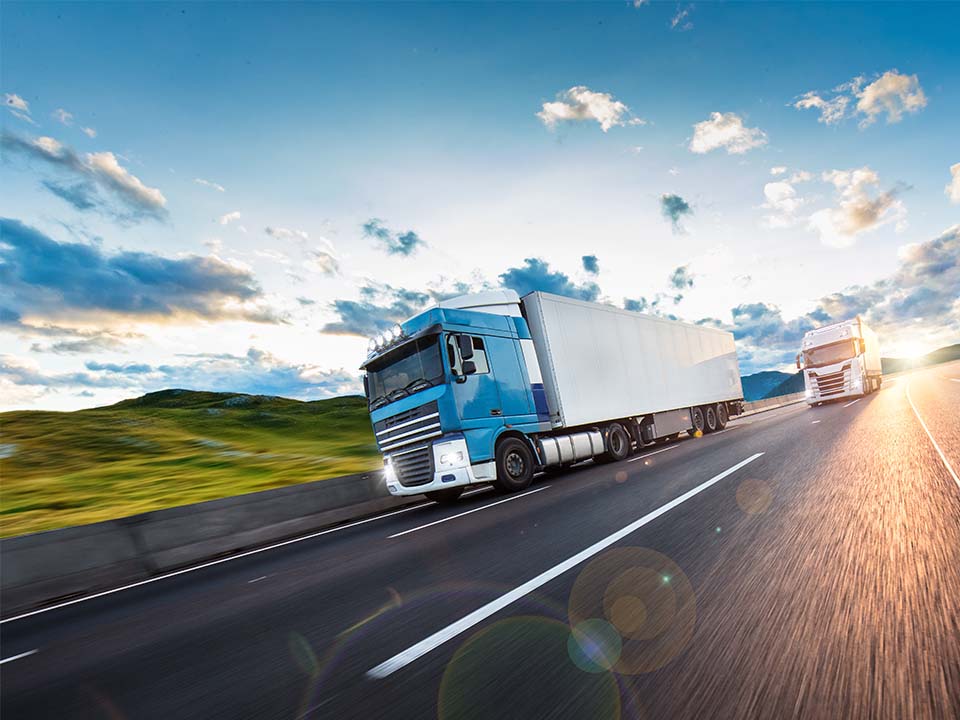 Zwei LKWs fahren über eine Autobahn
