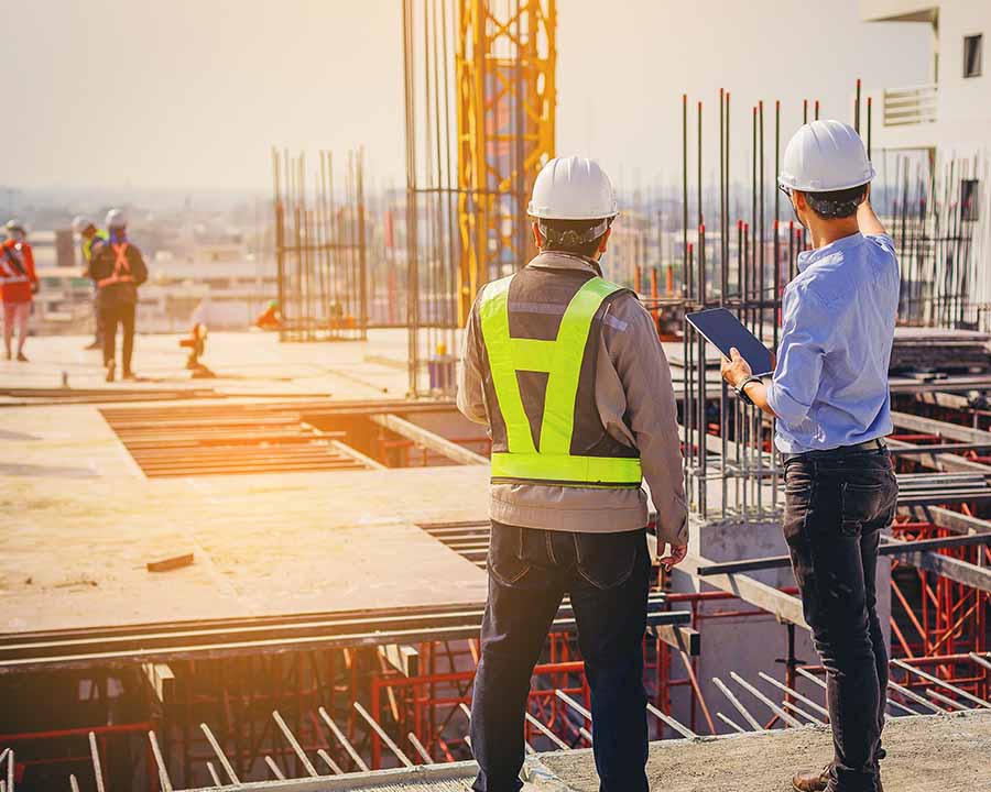 Bauplaner auf der Baustelle schauen sich um
