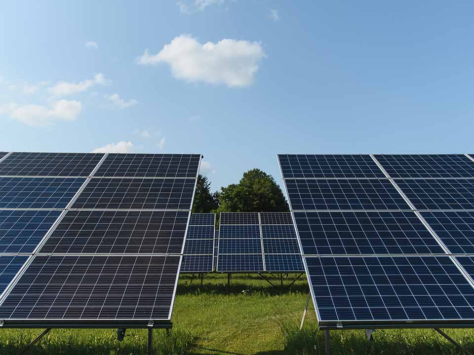 Photovoltaikanlagen auf einem Feld