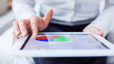 Eine Personen hält ein Tablet in der Hand