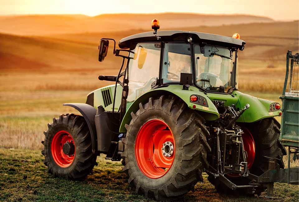 Ein Traktor steht auf einem Feld